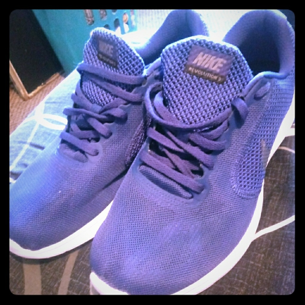 Nike revolution 3 shoes
